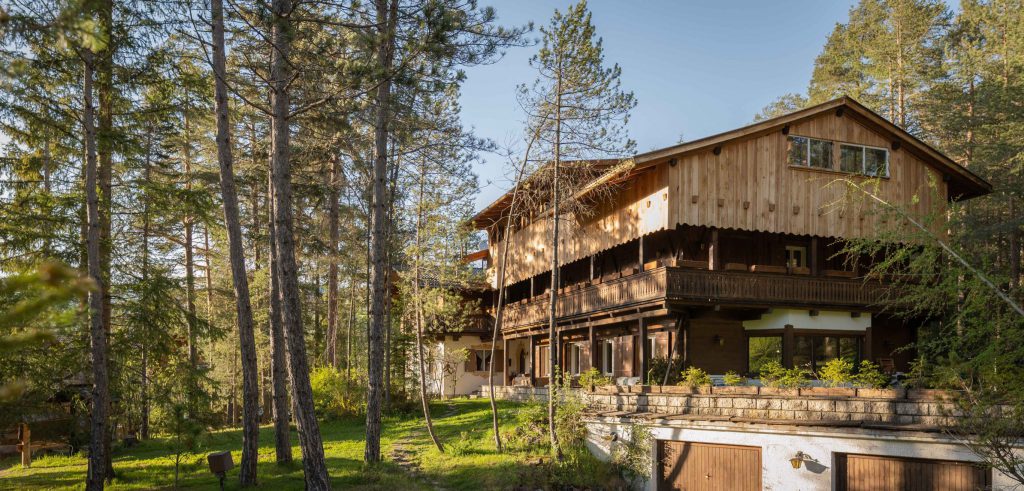 Villa La Bercia is a Bed & Breakfast located in San Vigilio di Marebbe, in South Tyrol. It is a chalet immersed in the fantastic setting of the Dolomites.